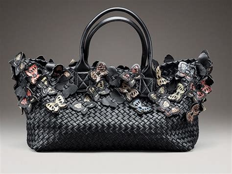 Женские сумки, рюкзаки и клатчи BOTTEGA VENETA.